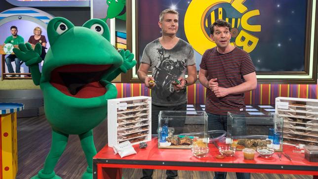 Bild: SWR/Markus Palmer Moderator Juri Tetzlaff (re.) zusammen mit Studiogast René Hiersigk, Schulklassen: Albert-Schweitzer-Gymnasium, Laichingen (Tigerenten), Otto-Hahn-Gymnasium, Nagold (Frösche).
