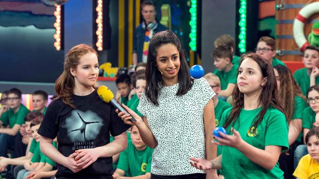 Bild: SWR/Alexander Kluge Moderatorin Muschda Sherzada beobachtet erstaunt die Jonglierkünste der Gäste.