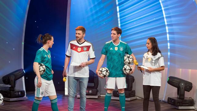 Bild: SWR/Alexander Kluge Muschda Sherzada-Rohs und Johannes Zenglein sind im WM-Fieber. Zu Gast im Tigerenten Club sind deshalb die Fussballartisten Miriam Willems und Sebastian Heller.