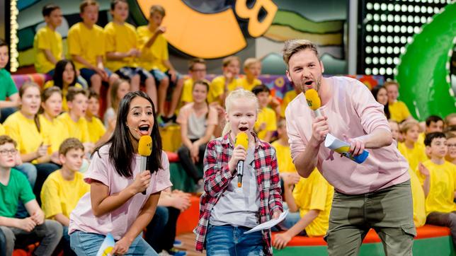 Bild: SWR/Alexander Kluge Muschda Sherzada und Johannes Zenglein moderieren die Show zusammen mit der zehnjährigen Lina. Damit geht ein großer Traum für sie in Erfüllung.