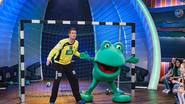 Bild: SWR/Markus Palmer Nationaltorhüter Carsten Lichtlein (Bild) und Kotrainer Axel Kromer. Sie erzählen Singa und Malte von ihrem spannenden Weg zur Goldmedaille, geben einen exklusiven Handball-Workshop und zeigen die Tricks und Kniffe ihres Sports.