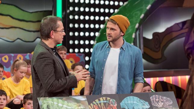 Bild: SWR/Sabine Stumpp Studiogast Dr. Mario Ludwig ist Biologe und erforscht seit vielen Jahren das Verhalten von Tieren. Vom ihm erfahren die Zuschauer, warum Bienen tanzen, Chamäleons ihre Hautfarbe wechseln und ob sich Heringe tatsächlich über Pupse verständigen.