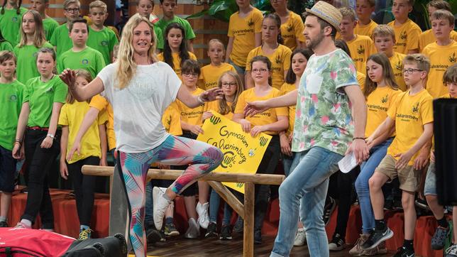 Bild: SWR/Alexander Kluge Paulina Herpel, deutsche Meisterin im Stand-Up-Paddling (SUP), ist zu Besuch. Im Tigerenten Club erklärt sie, wie wichtig Kraft, Ausdauer und ein gutes Gleichgewichtsgefühl für ihren Sport sind. Moderator Johannes zeigt sie, wie man die Balance trainieren kann.