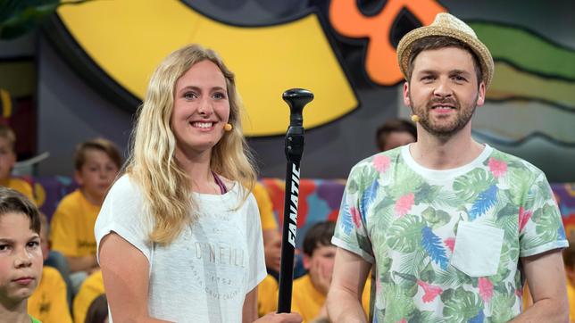 Bild: SWR/Alexander Kluge Paulina Herpel, deutsche Meisterin im Stand-Up-Paddling (SUP), und Moderator Johannes Zenglein.