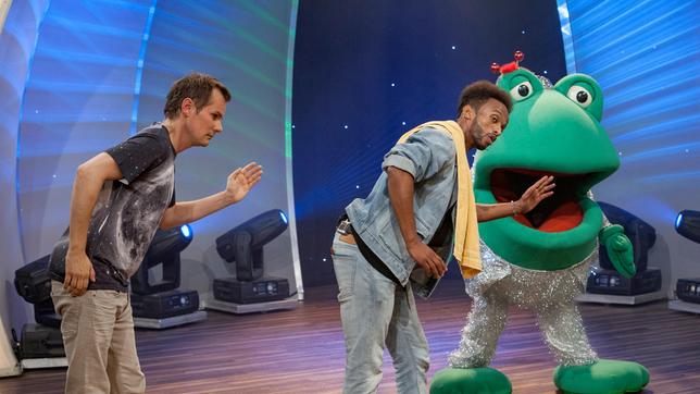 Bild: SWR/Sabine Stumpp Robot-Dancer Osman verblüfft das Publikum und Moderator Malte Arkona (li.) mit seinen coolen Moves!