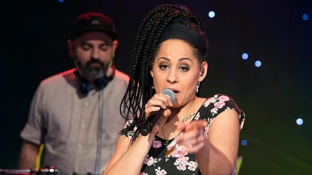 Bild: SWR/Sabine Stumpp Sängerin Amanda heizt mit ihrem Song "Blau" richtig ein. Wie es ist mit Stars wie Mark Forster und Sido zusammenzuarbeiten und mit Musik aufzuwachsen, das erfährt Johannes von der quirligen Sängerin.