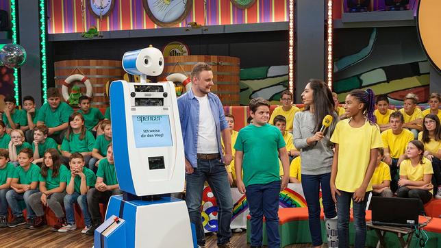Bild: SWR/Sabine Stumpp Technik-Fans aufgepasst: Wir haben einen echten Roboter zu Gast im Studio! Spencer und seine Entwickler Kai Arras und Timm Linder (li.) reisen mit den Moderatoren Muschda Sherzada (2te v. re.) und Malte Arkona in die Zukunft der Arbeit und erklären alles rund ums Thema Roboter., Schulklassen: Albert-Schweitzer-Gymnasium, Crailsheim (Tigerenten), Parkschule Gaildorf, Gaildorf (Frösche).