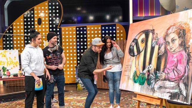 Bild: SWR/Markus Palmer Überraschung! Zusammen mit Tigerenten Reporterin Lina haben Jasmin und Falk eine Graffiti-Tigerente gesprayt. Die beiden Moderatoren werden von diesem Kunstwerk völlig überrascht.