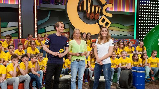 Bild: SWR/Sabine Stumpp v. li.: Das Moderatorenduo: Malte Arkona & Singa Gätgens und Studiogast und Rennfahrerin Sophia Flörsch. Schulklassen: Gymnasium Plochingen, Plochingen (Tigerenten), Immanuel-Kant-Gymnasium, Tuttlingen (Frösche).