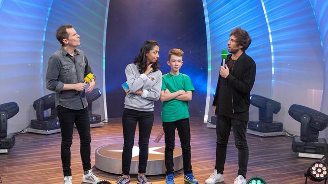 Bild: SWR/Sabine Stumpp Von links: Moderator Malte Arkona und Muschda Sherzada, ein Schüler der Maximilian-Kolbe-Schule, Wiebelskirchen und Sänger Max Giesinger