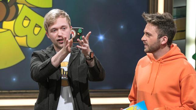 Bild: SWR/Sabine Stumpp Zauberer Marc Weide verblüfft Moderator Johannes Zenglein mit seinen Zaubertricks.