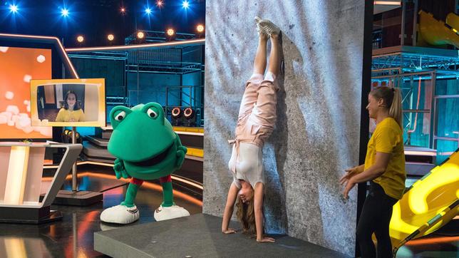 Bild: SWR/Sabine Stumpp Tigerenten Club-Moderatorin Amelie zeigt sich ebenfalls sportlich mit Studiogast und Olympia Turnerin Elisabeth Seitz.