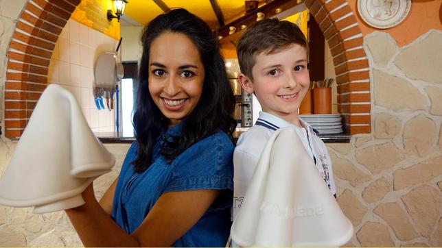 Bild: WDR/Claudia Bruder Damit lernt man Pizza-Akrobatik! (Moderatorin Muschda Sherzada mit Max)