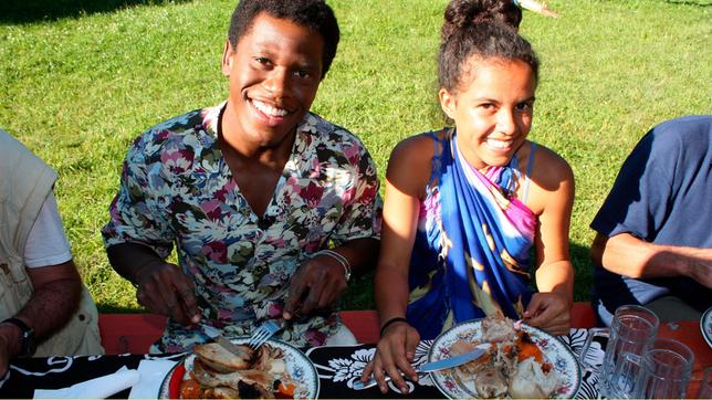 Bild: WDR Ein unterirdisches Essen! Moderator Akeem van Flodrop mit Linda.