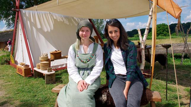 Bild: WDR/Milena Virchow Johanna (l) und Muschda in einem original Wikingerzelt.