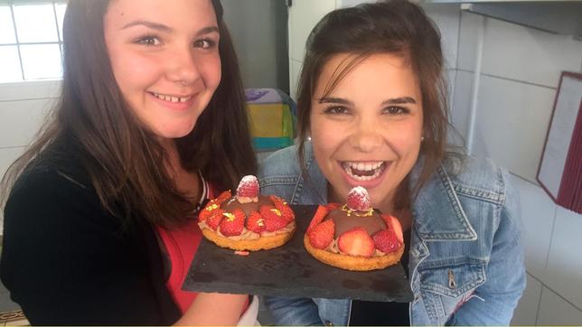 Bild: WDR/Malin Büttner Lecker Törtchen! v.l.n.r. Manon mit Moderatorin Anna (Annika Preil)