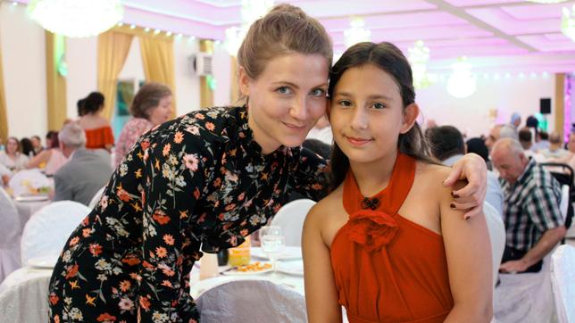 Bild: WDR Moderatorin Jana und Tuana auf einer türkischen Hochzeit.
