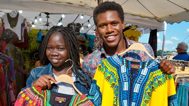 Bild: WDR/Milena Virchow Noemi zeigt Akeem afrikanische Shirts.