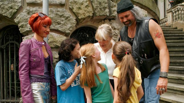 Bild: MDR/Volker Roloff Wie erziehe ich meine Eltern? Von Vätern und Töchtern Folge: 34 28.02.2016 Second Mom! Konny (Gina Stiebitz), Ylmaz (Lucas Korn) und Jette (Cleo Budde) bedanken sich bei Rita Rabe (Anja Franke) und deren Theaterkollegen für die Unterstützung.