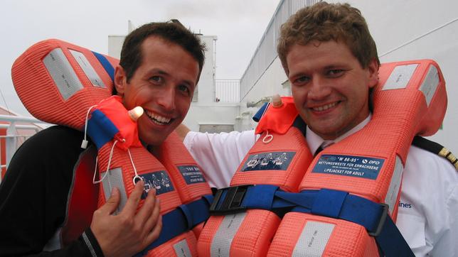 Bild: BR/megaherz gmbh Willi (links) und Jörg mit Rettungsweste auf dem Fährschiff Mecklenburg-Vorpommern, das auf der Ostsee in Richtung Schweden unterwegs ist.