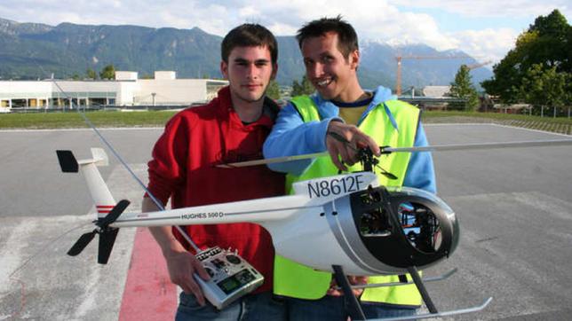 Bild: BR/megaherz gmbh Willi wills wissen Wer schraubt am Hubschrauber? 17.07.2016 Willi (rechts) mit dem Modellhubschrauberbauer Manuel Heiduczek.
