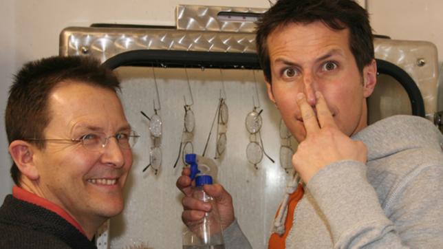 Bild: BR/megaherz gmbh Willi wills wissen Wer wirft ein Auge aufs Auge? Willi und Emil Viktorin beim Testen von Brillengestellen