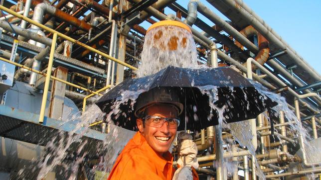 Bild: BR/megaherz gmbh Willi wills wissen Willi Weitzel: Willi nimmt in der Raffinerie eine Dusche