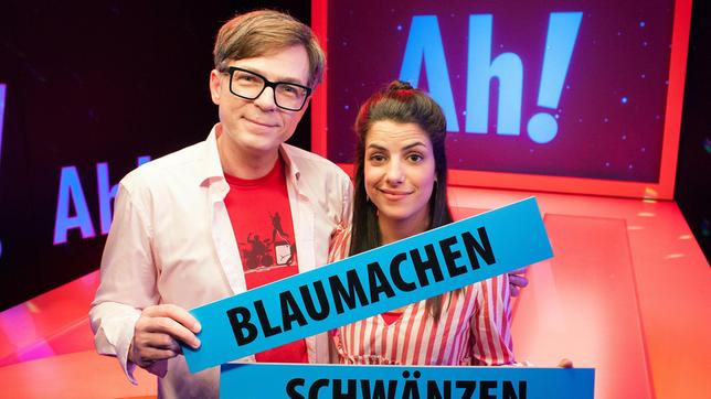 Bild: WDR/Thorsten Schneider Clarissa und Ralph machen heute blau – und das, obwohl sich in dieser Ausgabe alles um das Thema Schule dreht! Aber blaumachen ist nicht gleich blaumachen, denn auch dabei kann man eine Menge lernen: zum Beispiel über Yves Klein, einen französischen Maler, der extrem viel blau gemacht hat. Er ist nämlich berühmt für seine blauen Bilder. Außerdem beantworten Clarissa und Ralph die fünf Fragen der Sendung.