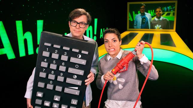 Bild: WDR/Thorsten Schneider Clarissa und Ralph stehen pünktlich zu Sendungsbeginn im „Wissen macht Ah!“-Studio, aber irgendetwas stimmt nicht. Clarissa kann Ralph nicht sehen und nicht hören. Es ist so, als sei Ralph für sie unsichtbar. Mit einer riesigen Fernbedienung versucht Ralph, die Sendung anzuhalten. Ob er es schafft, wieder zusammen mit Clarissa durch die Sendung zu führen? Aber egal, ob unsichtbar oder sichtbar – wie gewohnt beantworten die beiden ausführlich z.B. die folgende Frage: Warum gibt es einen meteorologischen und einen kalendarischen Frühlingsanfang?