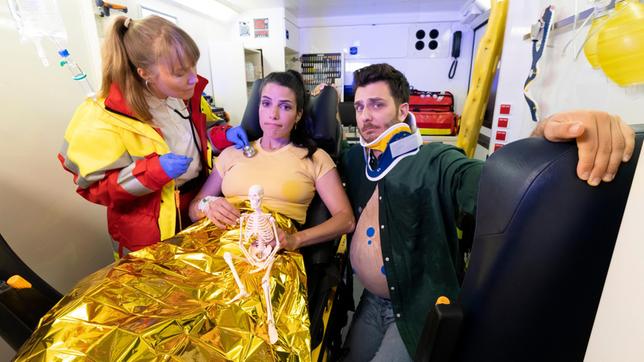 Clarissa und Tarkan beschäftigen sich dieses Mal mit dem Thema: "Im Rettungswagen"