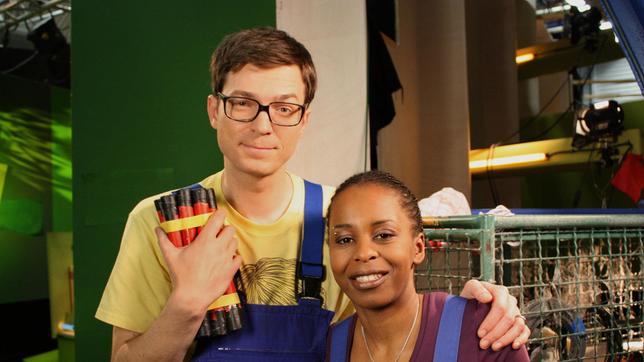 Bild: WDR/Laura Lehmus Das Ah! fällt von der Wand, das Studio zerbröckelt! Jetzt ist endgültig Reparieren angesagt! Shary und Ralph ziehen fix die Blaumänner über und machen sich an die Arbeit.