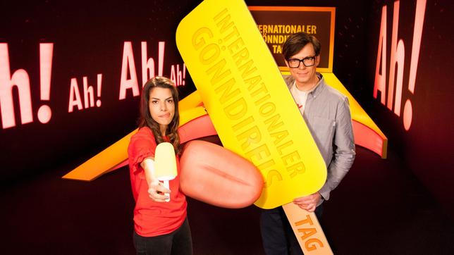 Bild: WDR/Thorsten Schneider Es gibt viele besondere Tage, zum Beispiel den internationalen Tag der Blockflöte oder den Weltkuscheltag. Ralph und Clarissa haben heute auch einen besonderen Tag: den Internationalen Gönndireis Tag. Was sich dahinter verbirgt? Ganz viel Eis! Und die Antworten auf z.B. folgende spannende Frage: Warum bleiben wir „bis in die Puppen“ wach?