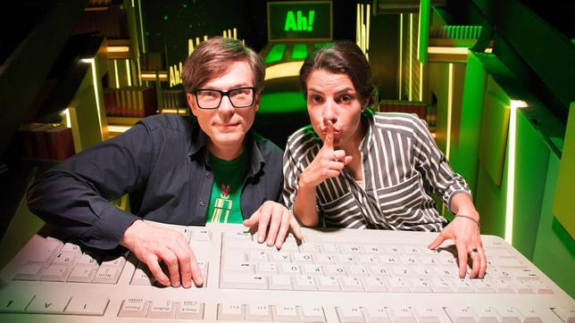 Bild: WDR/Thorsten Schneider Hack ist auch was für Vegetarier, solange es um Computerkram geht: „Wissen macht Ah!“ klärt alle auf, die keine Ahnung von Algorithmen haben und verrät, warum sie unser Online-Leben bestimmen. Ralph und Clarissa zeigen, worauf jeder achten sollte, der Fotos ins Internet stellt – und wie Verschlüsselung funktioniert. Völlig unverschlüsselt gibt es auch Antwort auf z.B. folgende Frage: Was klicke ich da ungelesen weg, bevor ich eine App herunterlade?