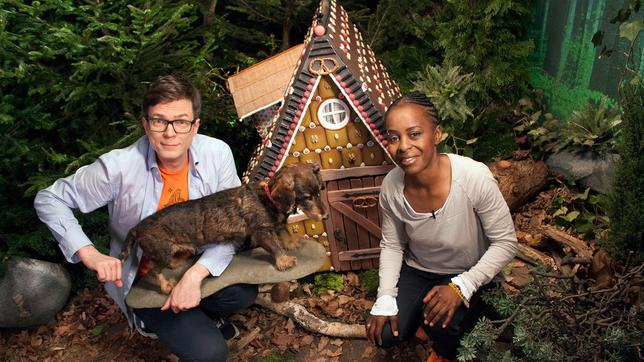 Bild: Thorsten Schneider/WDR Wissen macht Ah! Hänsel und Gretel Shary und Ralph vor einem kleinen Hexenhaus