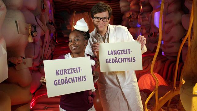 Bild: WDR/Thorsten Schneider Heute durchstreifen Shary und Ralph die Windungen des Gehirns. Dabei erklären sie die Vergessenskurve nach Hermann Ebbinghaus, verraten die Regeln für erfolgreiches Erinnern, verwandeln einfaches Papier durch Murmeln in eine bunte Merkhilfe.