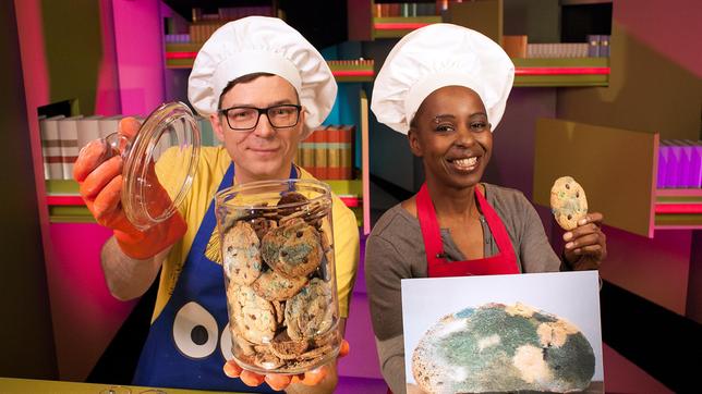 Bild: WDR/Thorsten Schneider Heute wird es eklig in der Ah!-Küche. Shary und Ralph backen Schimmelkekse- Iiiih! Aber keine Sorge! Es geht hier nicht um ein verdorbenes Lebensmittel, sondern nur um die perfekte Tarnung. Diese Kekse futtert nämlich bestimmt keiner weg! Während Shary und Ralph leckeren "Fernsehschimmel" zaubern, klären sie gleichzeitig folgende Frage: Was sind Cookies und warum heißen sie so?