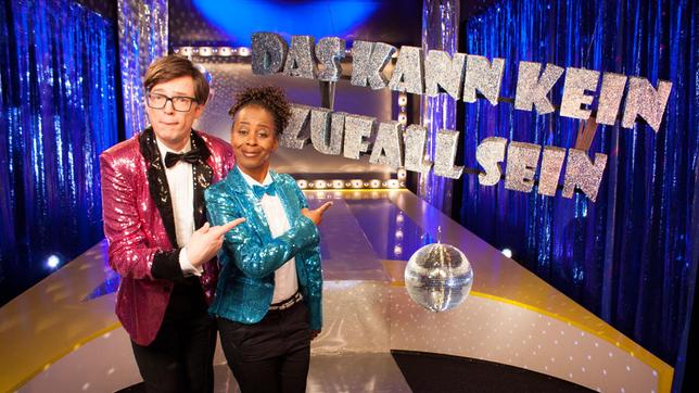 Bild: WDR/Thorsten Schneider Heute wird im „Wissen macht Ah!“-Studio nichts dem Zufall überlassen! Shary und Ralph klären den Unterschied zwischen Königen und Kaisern und haben sogar Verwendung für den Kölner Karnevalsprinzen und sein Gefolge. Unter dem Motto: „Das kann kein Zufall sein“ gibt es tolle Zahlenexperimente.