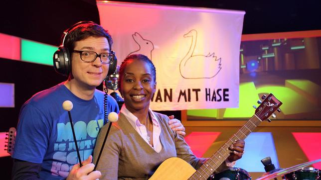 Bild: WDR/Laura Lehmus Shary, Ralph und Lumpi, der Rauhaardackel, gründen die Band "Schwan mit Hase" und suchen nach einem neuen "Ah!"-Sound.