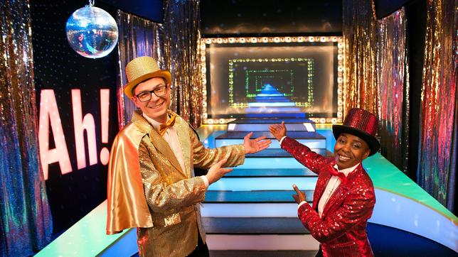 Bild: WDR/Thorsten Schneider Shary und Ralph haben neben dem Müllcontainer eine Show-Treppe gefunden und sie kurzerhand ins Ah!-Studio eingebaut. Wenn das nicht ein toller Grund zum feiern ist! In Pailetten gehüllt schwelgen sie in Kindheitserinnerungen und präsentieren effektvolle Küchentricks. Außerdem geben sie die Antwort auf z.b. diese Frage: Warum können wir uns nicht mehr an unsere ersten beiden Lebensjahre erinnern?