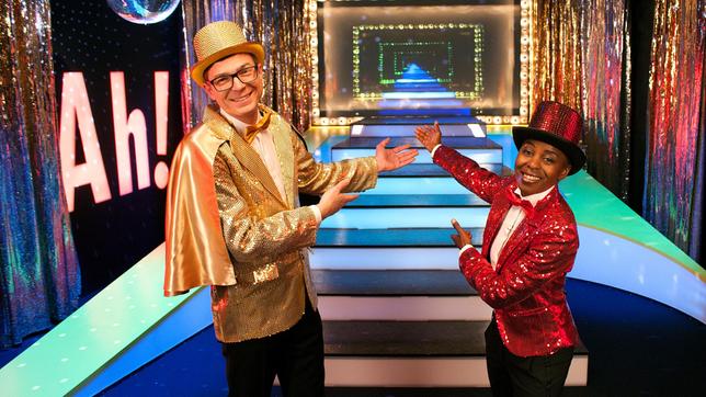 Bild: WDR/Thorsten Schneider Shary und Ralph haben neben dem Müllcontainer eine Show-Treppe gefunden und sie kurzerhand ins Ah!-Studio eingebaut. Wenn das nicht ein toller Grund zum feiern ist! In Pailetten gehüllt schwelgen sie in Kindheitserinnerungen und präsentieren effektvolle Küchentricks. Außerdem geben sie die Antwort auf z.b. diese Frage: Warum können wir uns nicht mehr an unsere ersten beiden Lebensjahre erinnern?