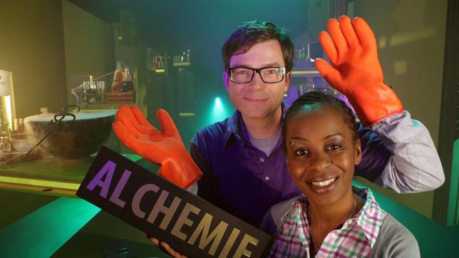 Shary und Ralph lassen es heute heftig im Zauberkessel brodeln und verraten, was ein blau-gelbes Wunder mit Oxidation und Reduktion zu tun hat.