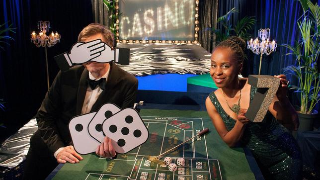 Bild: WDR/Thorsten Schneider Shary und Ralph öffnen heute die Türen zu einem ganz besonderen Ort: Sie nehmen ihre Zuschauer mit ins Casino – sogar die minderjährigen. In edlem Ambiente und eleganter Abendgarderobe präsentieren sie die Besonderheiten von Würfeln und erklären so den Unterschied zwischen Mathematik und Zauberei. Außerdem haben sie die Antworten auf z.B. folgende Fragen: Was ist der Nobelpreis? Und warum gibt es keinen für Mathematik?