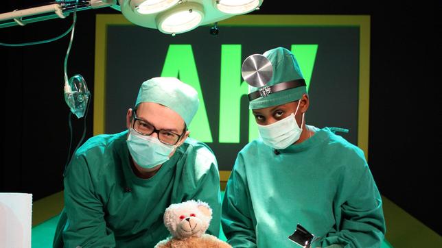 Bild: WDR/Laura Lehmus Shary und Ralph operieren heute den besten Freund ihrer Schwester. Bevor der heiß geliebte Teddy wieder den OP-Tisch verlassen darf verraten sie u.a., was ein "kanadischer Hartriegel" kann und wie man ein stark riechendes Gesellschaftsspiel bastelt.