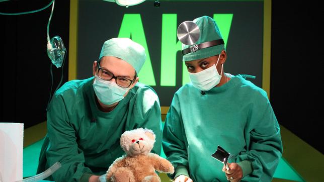 Bild: WDR/Laura Lehmus Shary und Ralph operieren heute den besten Freund ihrer Schwester. Bevor der heiß geliebte Teddy wieder den OP-Tisch verlassen darf verraten sie u.a., was ein "kanadischer Hartriegel" kann und wie man ein stark riechendes Gesellschaftsspiel bastelt.