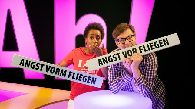 Bild: WDR/Thorsten Schneider Shary und Ralph widmen sich heute einem ernsten Thema: der Angst. Jeder von uns hat sie – mehr oder weniger. Und jeder hat Angst vor anderen Dingen. Ralph hat Angst vor überlaufenden Klo-Spülkästen. Shary hat Angst vor Vögeln, die ihr auf den Kopf machen und sie mit in luftige Höhe nehmen könnten. Aber auch weniger „ausgefallene“ Ängste finden in der heutigen Sendung Platz – wie auch die Antwort auf z.B folgende Frage: Woher weiß der Spülkasten des Klos, wann genug Wasser im Kasten ist?