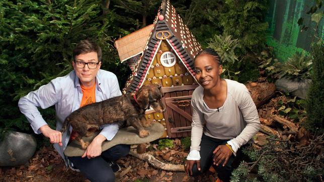 Bild: WDR/Thorsten Schneider Shary und Ralph wurden im dichten Wald ausgesetzt. Dort treffen sie auf allerlei merkwürdige Gestalten und finden das berüchtigte Hexenhaus. Wer mag der Herr wohl von diesem Häuschen sein…? Auf ihrer Suche nach dem Heimweg finden Shary und Ralph Antworten auf diese magische Frage: Was ist ein Hexenschuss?