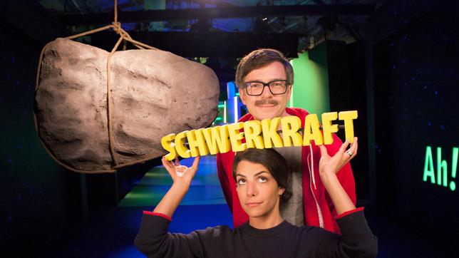 Bild: WDR/Thorsten Schneider Was ist denn das? Mitten im Studio hängt ein Stein in der Luft! Müsste der nicht runterfallen? Und schon sind wir mitten im Thema der heutigen Sendung: Es geht um Schwerkraft und um’s Fallen! Gäbe es keine Schwerkraft, würden die Dinge auf der Welt nämlich ganz anders laufen – äh, fallen.