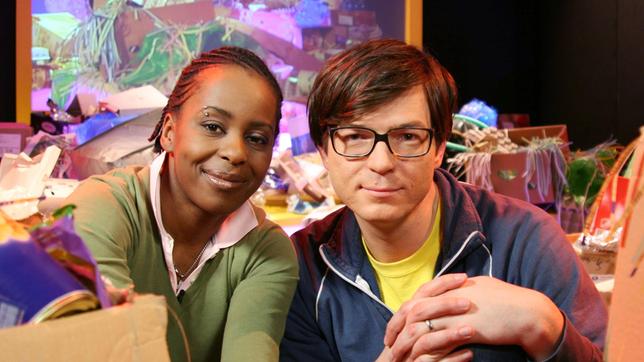 Bild: WDR/Laura Lehmus Was macht man mit einem riesigen Berg aus Papiermüll? Shary und Ralph wissen es.