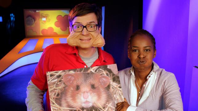 Bild: WDR/Thorsten Schneider Zugabe, Zugabe! fordern die Zuschauer, obwohl Shary und Ralph gerade Feierabend machen wollten. Bei der Gelegenheit zeigen sie, welche Essens-Zugabe man durch einen Magneten aus einer Schüssel Cornflakes ziehen kann und liefern Antworten auf z.B. folgende Fragen: "Warum haben Hamster Backentaschen?" und "Was ist der Unterschied zwischen Eisen und Stahl?"