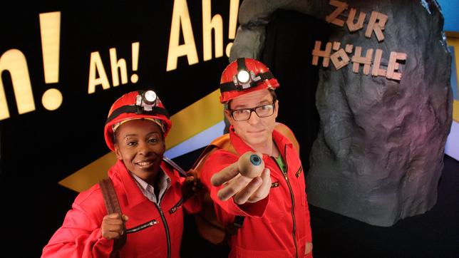 Shary und Ralph erkunden als Höhlenforscher heute die Tiefen unter dem Ah!-Studio.